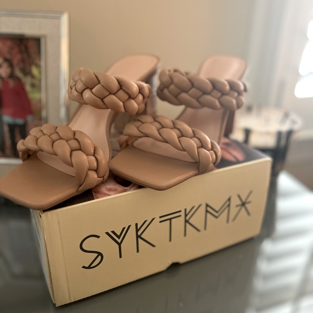 Braided Square Toe Block heel shoes size 7 1/2. Light brown.